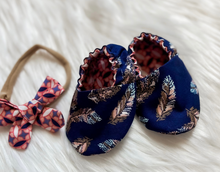 Load image into Gallery viewer, Navy Blue Feather Crib Shoes &amp; Bow Set