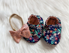 Load image into Gallery viewer, Crib Shoe and Headband Set