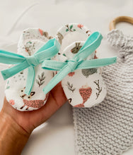 Load image into Gallery viewer, Woodland Creatures Shoe, Bow and Knit Lovey Set