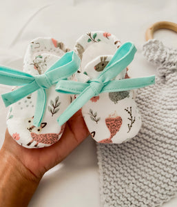 Woodland Creatures Shoe, Bow and Knit Lovey Set