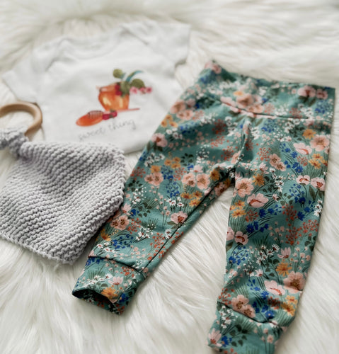 Prairie Wildflower Leggings in Sage Outfit