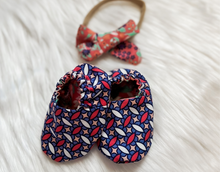 Load image into Gallery viewer, Pink Star Crib Shoes &amp; Bow Set